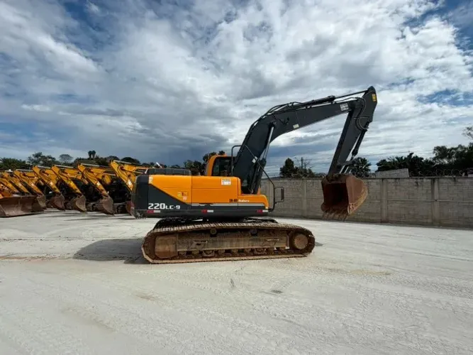 ESCAVADEIRA HYUNDAI 220 2021