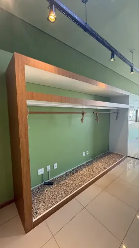 Arara Expositora com detalhes em pedra