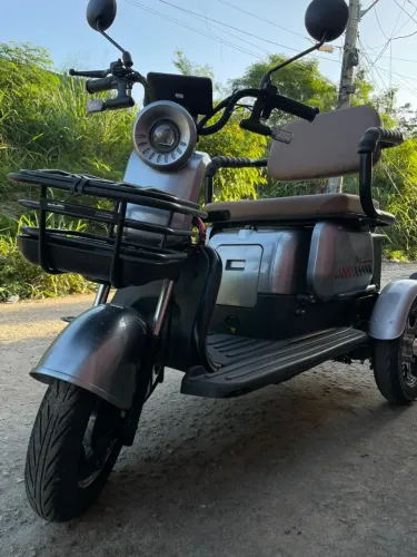Triciclo elétrico semi-novo