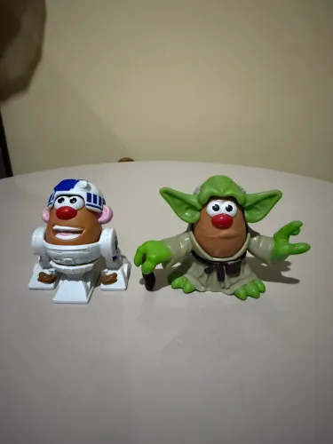 Mr. Potato Head Star Wars com R2-D2 e Mestre Yoda.