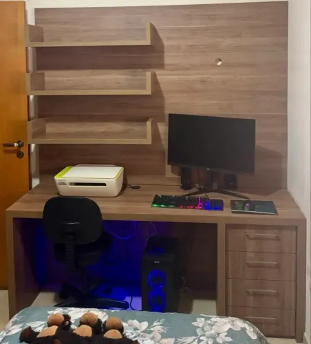 Painel com escrivaninha planejada + mesa de cabeceira