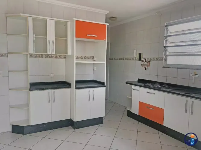 Casa à venda bem localizada em Florianópolis, bairro Estreito, 5 quartos com garagem de at