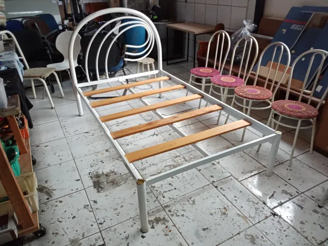Cama de Viúvo em Metal