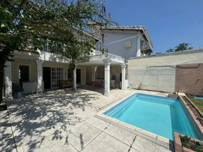 Oportunidade no Recreio: Casa com Piscina e 4 Quartos em Condomínio Nova Barra