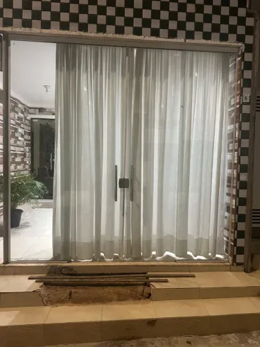Porta de vidro semi nova  2,72m×2,80m