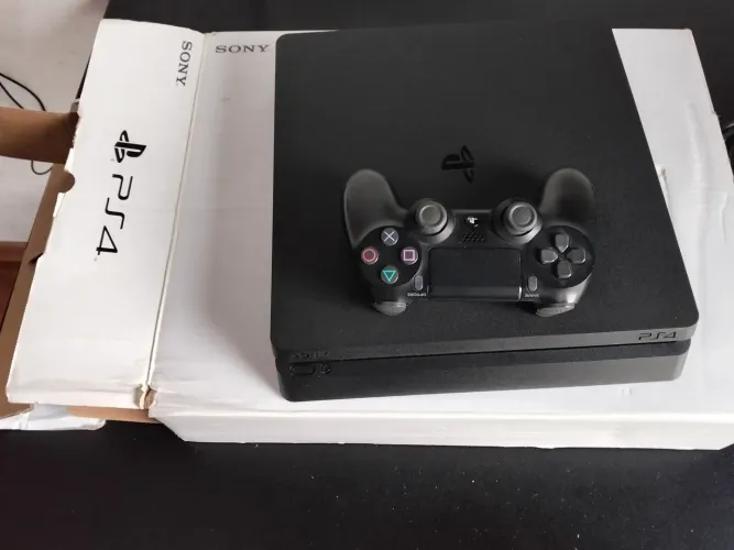 PLAYSTATION 4 SLIM