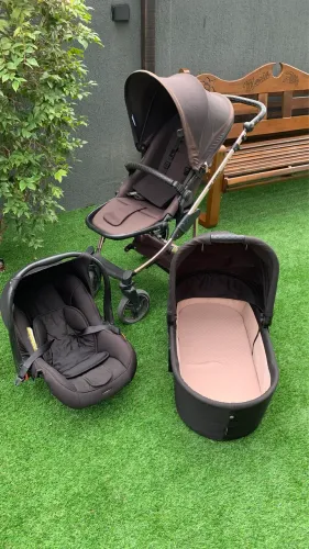 Vendo carrinho de bebê com Moisés e bebê conforto. 