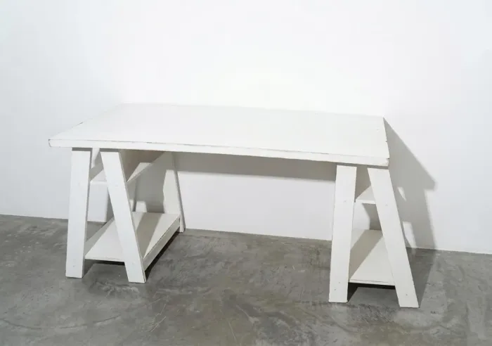 SUPER PROMOÇÃO! MESA ESTILO CAVALETE BRANCA COM PORTA TRECOS LATERAIS