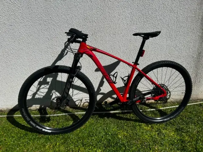 Bicicleta OGGI 7.5 ? SRAM Eagle ? Suspensão Manitou Machete ? Freios hidráulicos