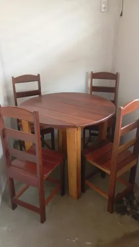 *VENDO MESA DE MADEIRA COM 4 CADEIRAS - R$ 600,00*