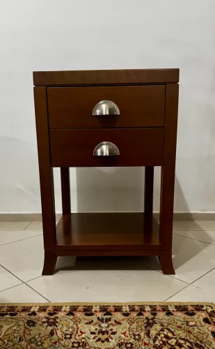 Mesa lateral alta Sierra modelo Beijing fabricada em peroba rosa