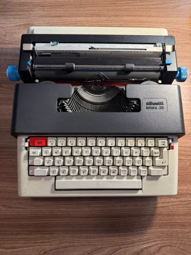 Máquina de escrever Olivetti Lettera 36