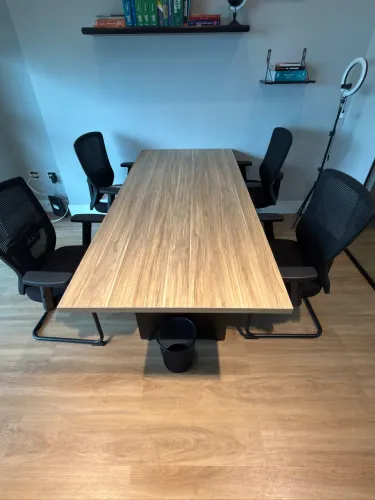 Mesa de reunião com cadeiras