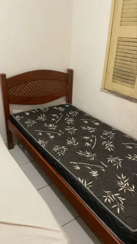 Vendo cama de solteiro em madeira rústica