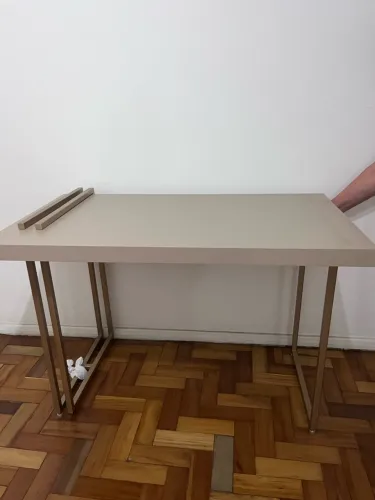 Mesa para escritório (bem conservada, material resistente)