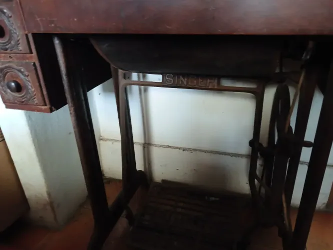 Máquina singer antiga com pé