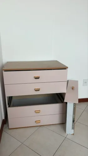 Cômoda 5 gavetas rosa. 