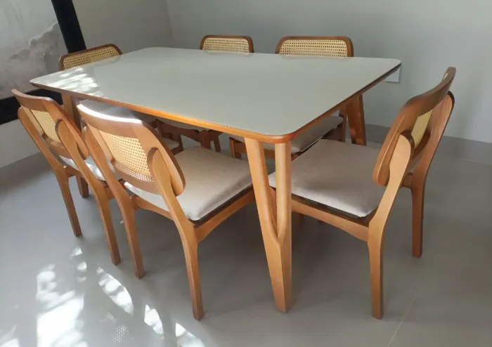 Mesa de jantar linda em madeira 180x90 com 6 cadeiras