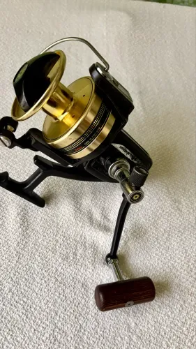 Molinete Daiwa BG90 usado