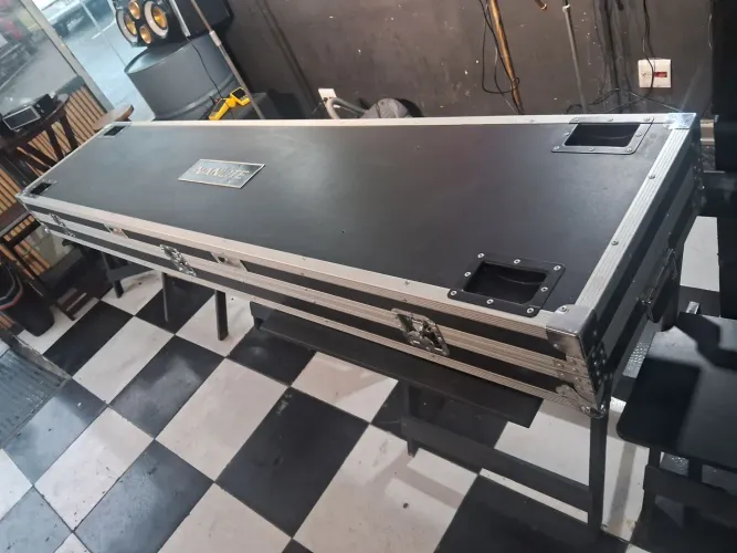 O item nas imagens é conhecido como flight case (ou road case)