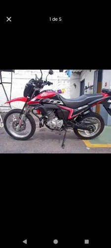 Moto impecável de mulher econômica.