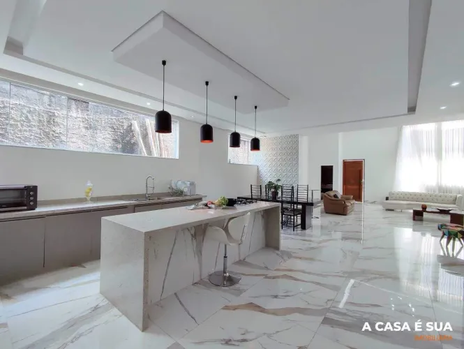 Casa 03 Quartos, 02 Suítes, 05 Vagas de Garagem e Piscina no Condomínio Fechado Estância S