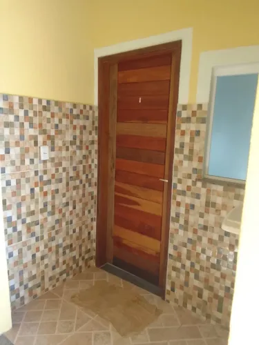 Alugo Kitnet com 1 quarto, sala, cozinha, banheiro e área de serviço 