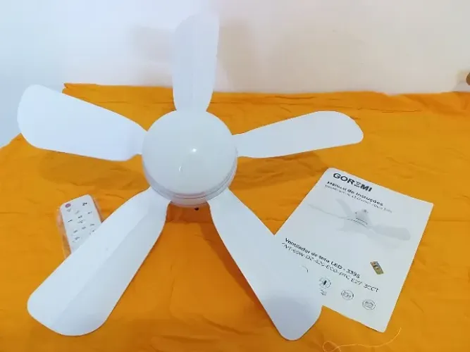 Ventilador de teto com lâmpada e controle remoto.