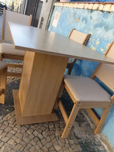 Mesa com 4 cadeiras 