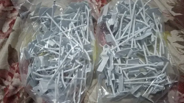 Gancho de 10cm para painel. Novos. Valor: 1,00 real cada.