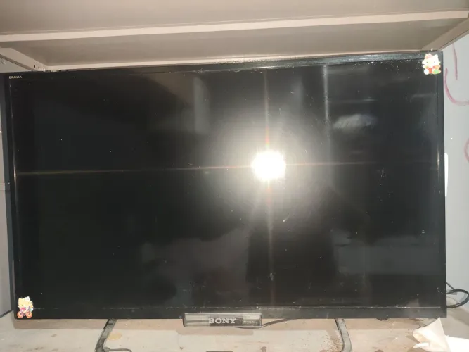 Televisão Sony Bravia 32 usada, tela escura, venda para retirada de peças