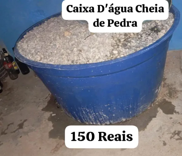 Caixa D'água Cheia de Pedra para Construção