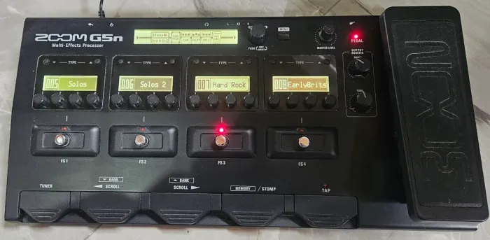 Pedaleira de guitarra Zoom G5n na caixa
