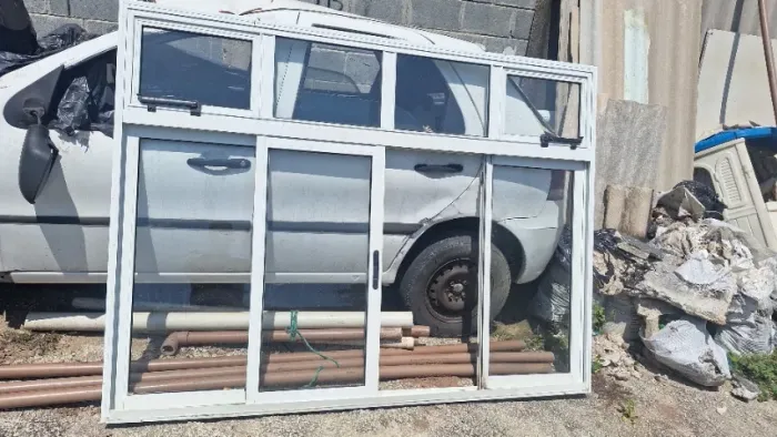 Janela de alumínio branco