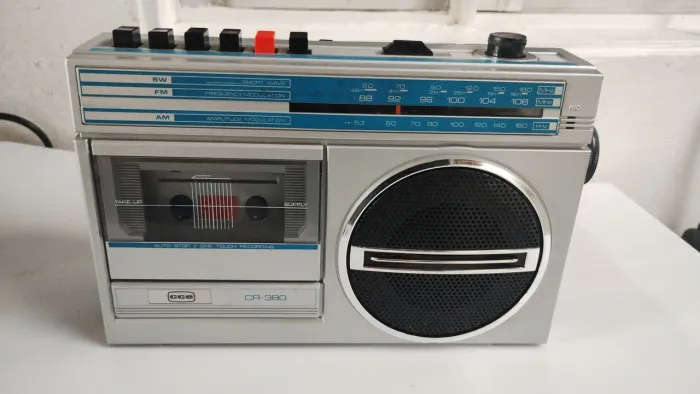 Rádio toca fita cce com detalhes 