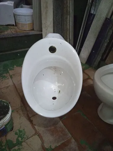Mictório branco usado