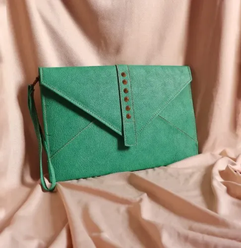 Carteira de Mão Modelo Envelope com Spikes Decorativos | Seminova