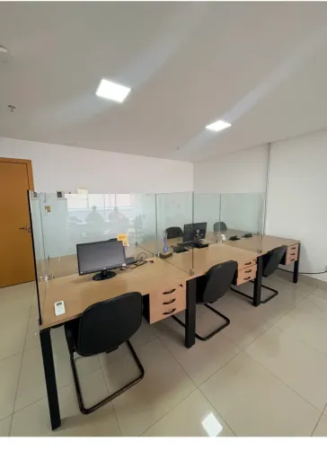 Estação de Trabalho para 4 Pessoas com Divisórias de Vidro e Gaveteiros