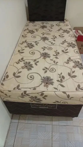 Vende-se essa cama seminova.