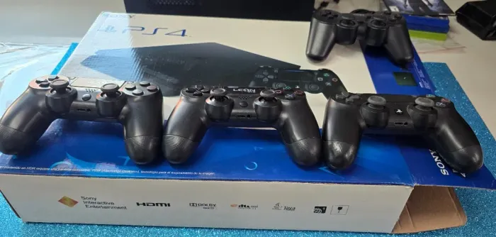 Vendo PS4 em ótimas condições e pouco uso, com três manetes