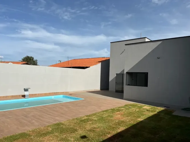 casa com alto padrão de acabamento 3 dormitórios piscina.