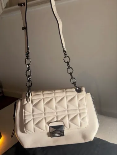 Bolsa Karl lagerfeld tamanho médio off white com alça regulável 