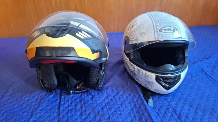 Vendo 2 capacetes Peels