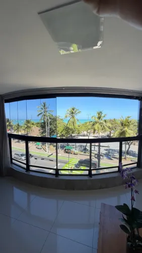 Apartamento à beira-mar, com 150 m², nascente e totalmente mobiliado.
