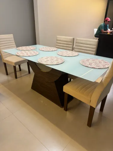 Vendo mesa com cadeiras 