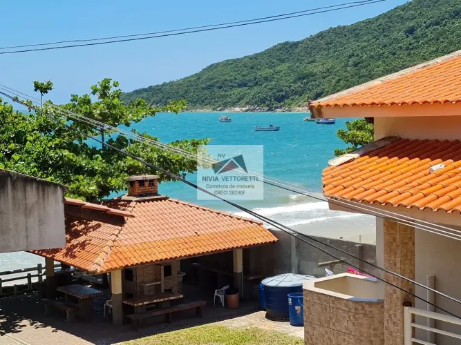 Triplex mobiliado com vista para o mar e acesso direto à praia Excelente oportunidade par