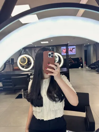 Cabelo castanho escuro natural na tela de megahair