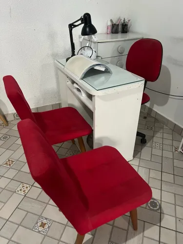 Vendo 3 cadeiras + 1 mesa manicure + 1 cômoda 