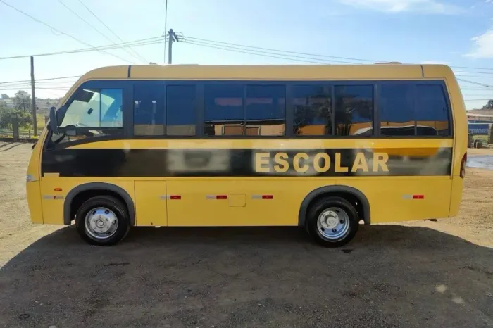 Micro-ônibus V8 escolar