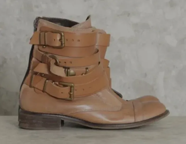 Bota de couro marrom
